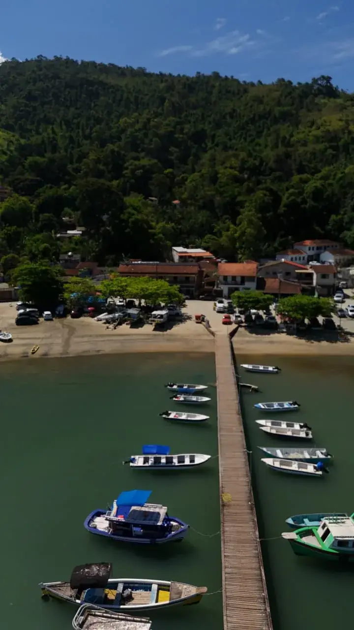 Vista aérea do píer e da vila da Praia Grande