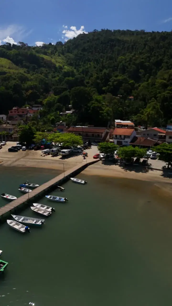 Vista aérea da Praia Grande com píer e barcos