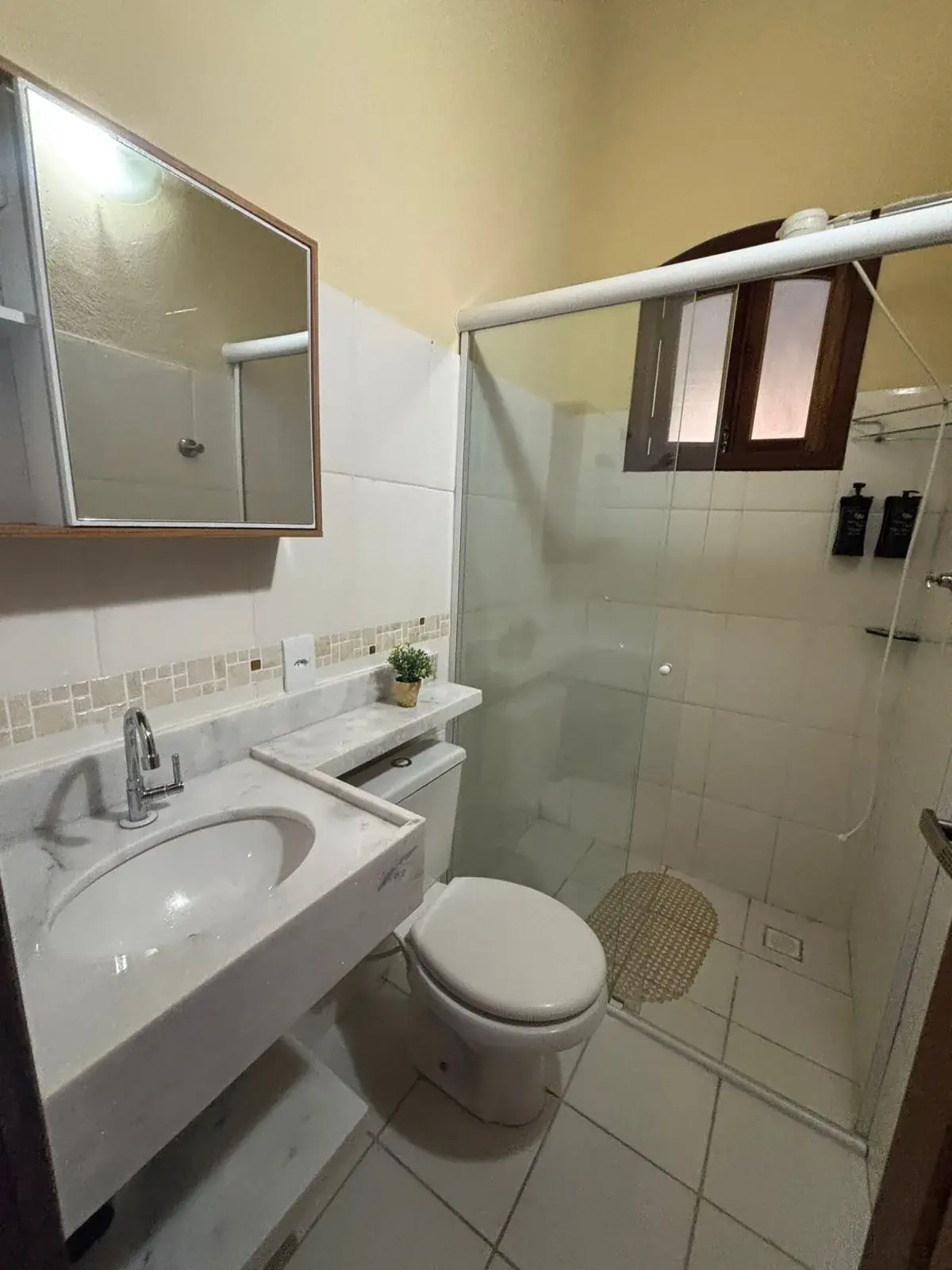 Banheiro com box e bancada de mármore