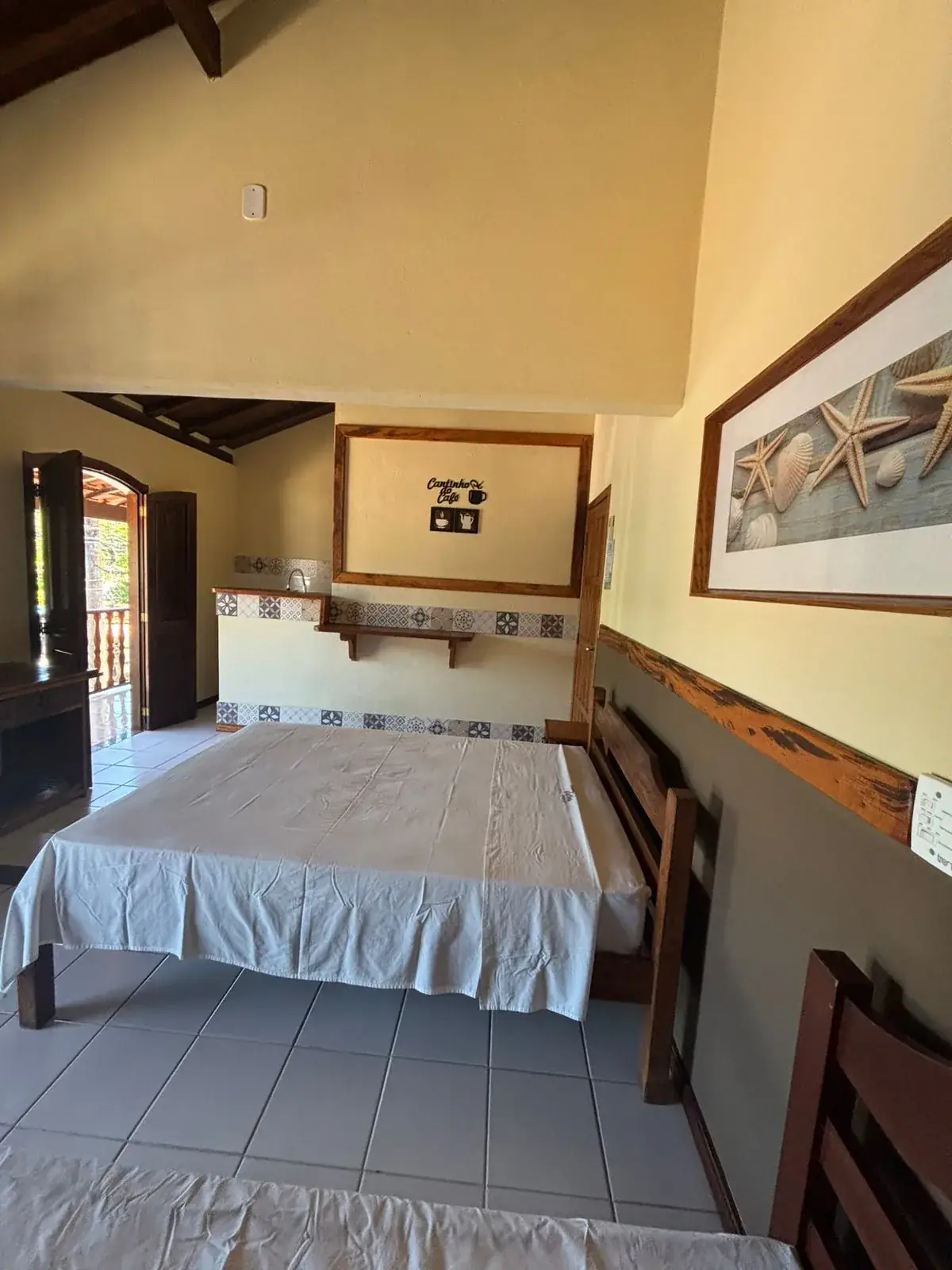 Flat com cama de casal e cantinho do café