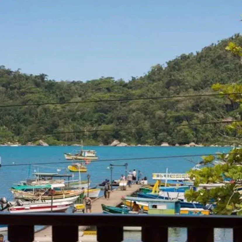 Píer com barcos saindo para passeio