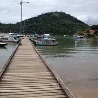 Píer e montanhas ao fundo