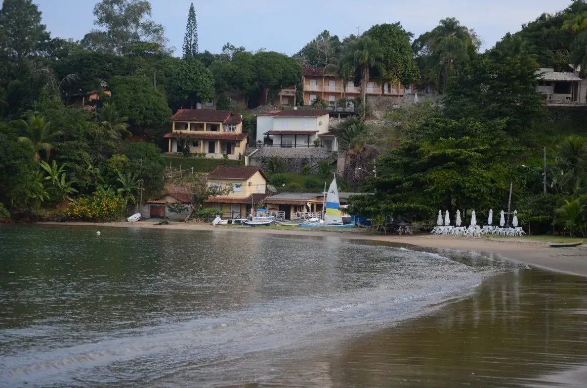 Praia Grande de Paraty ao entardecer
