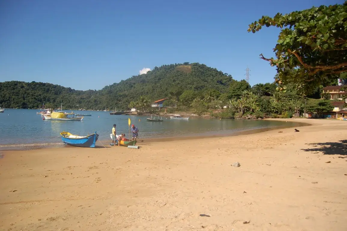 Faixa de areia da Praia Grande com barcos