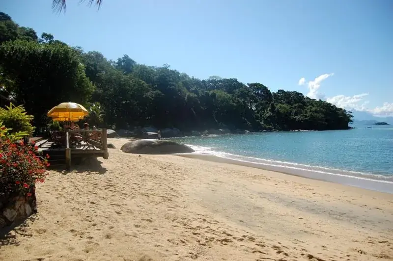 Areia clara e mar calmo da Praia Grande