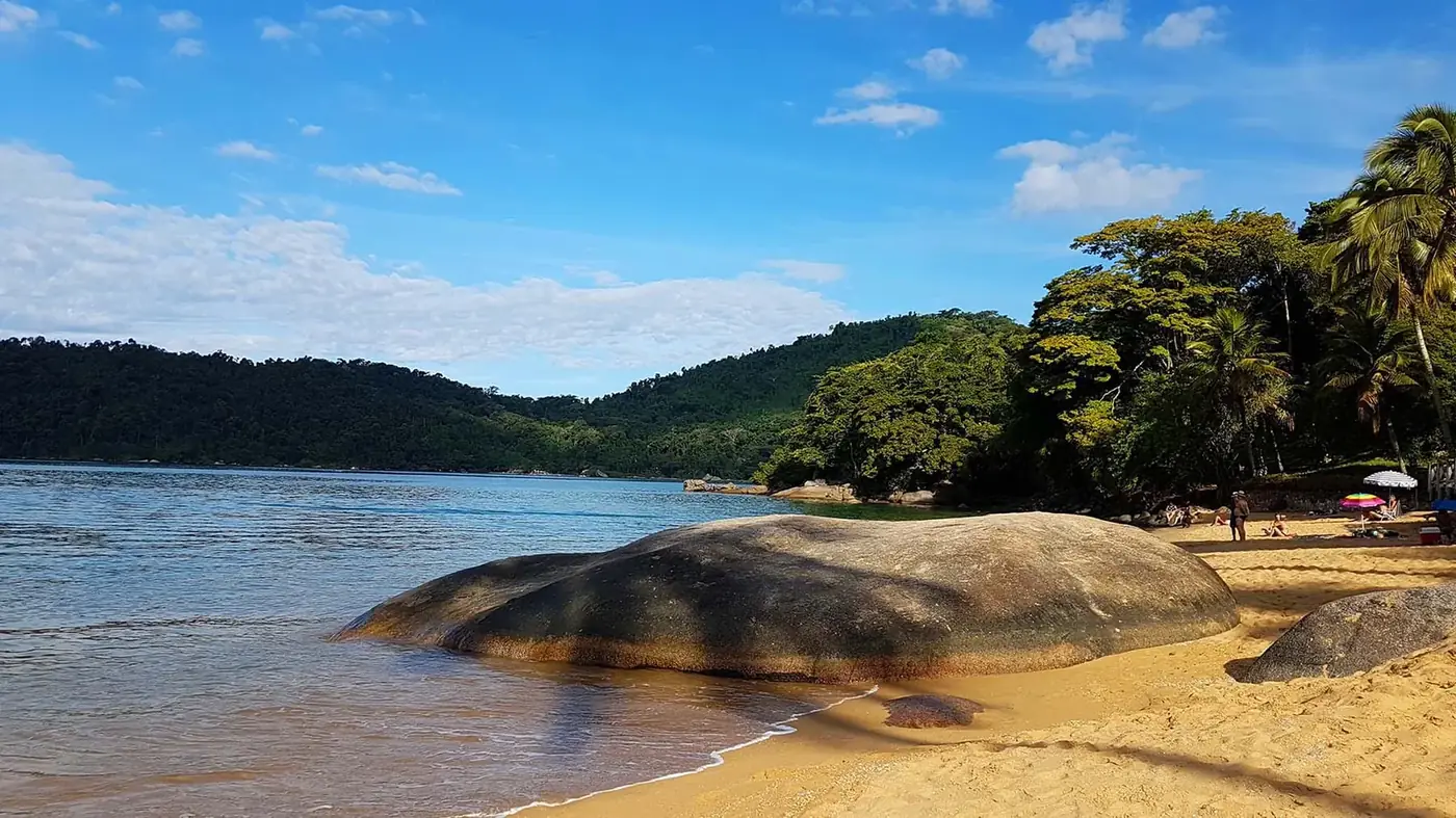 Prainha da Praia Grande com pedra característica