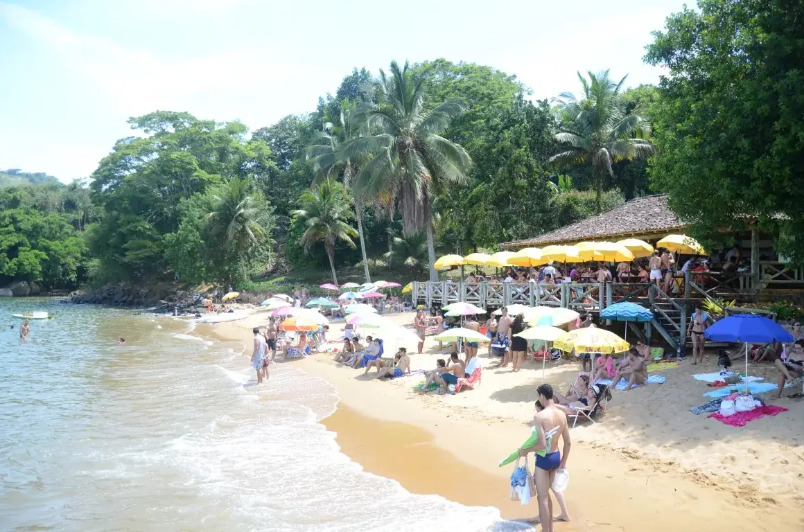 Quiosque com guarda-sóis amarelos na praia