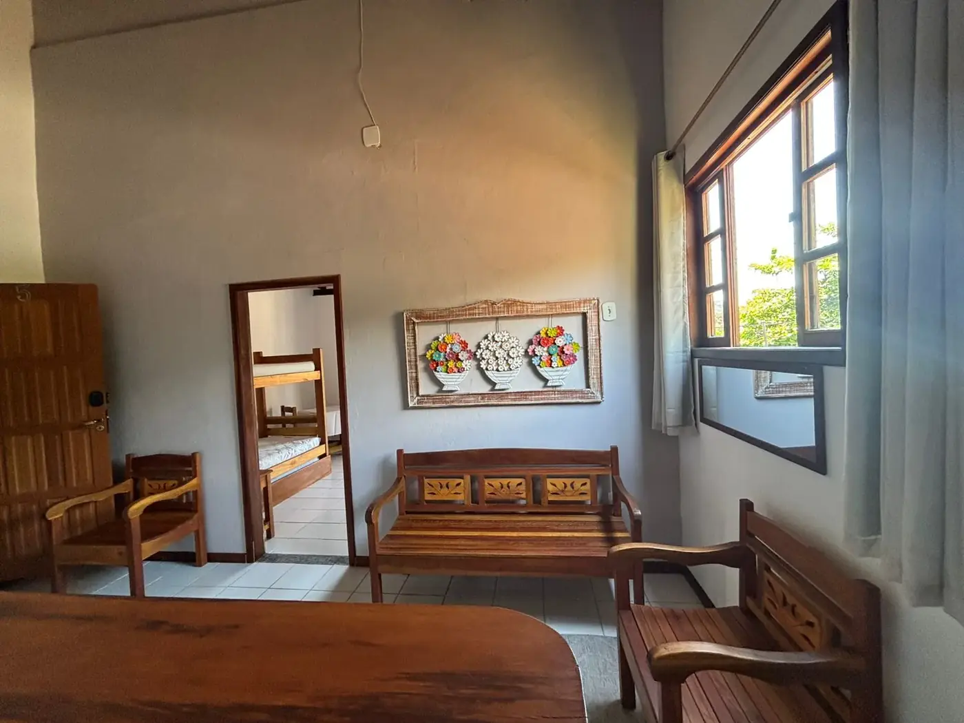 Sala de estar com bancos de madeira