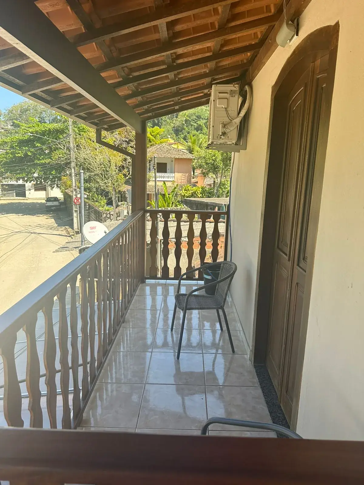 Varanda externa do flat com vista para a rua
