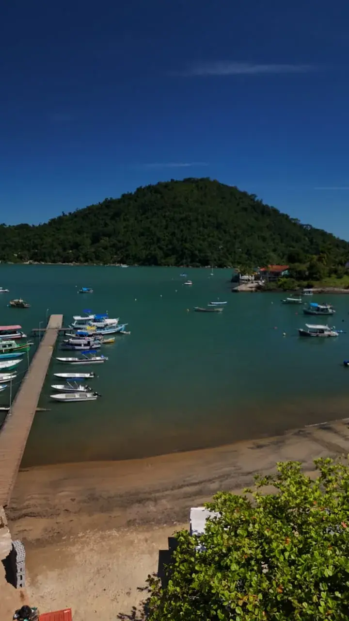 Vista do alto do píer e da baía